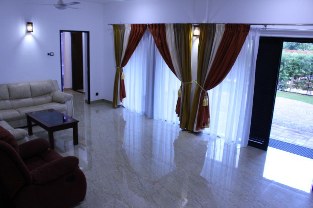 Kandyan Hotel Luaran gambar
