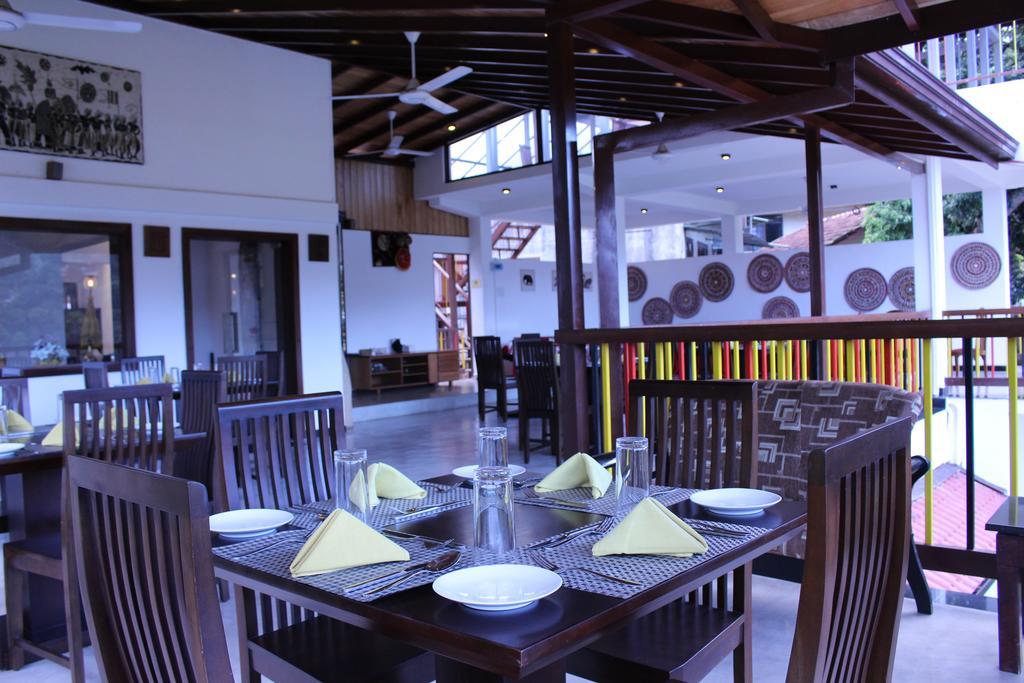 Kandyan Hotel Luaran gambar